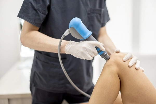 EPAT shockwave therapy to the knee using a wand