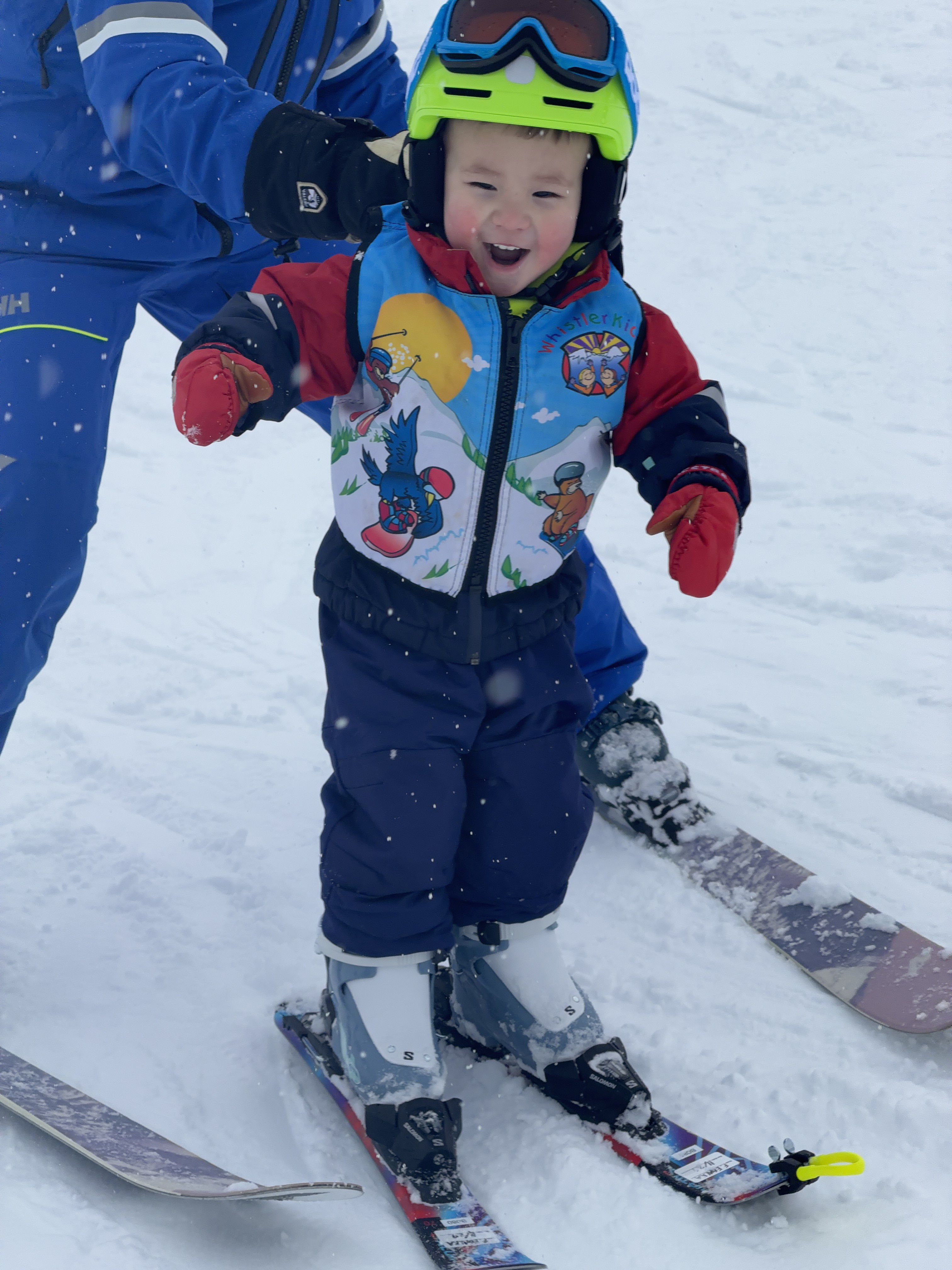 Asmallboysmilesonskisinthesnow