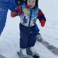 Asmallboysmilesonskisinthesnow