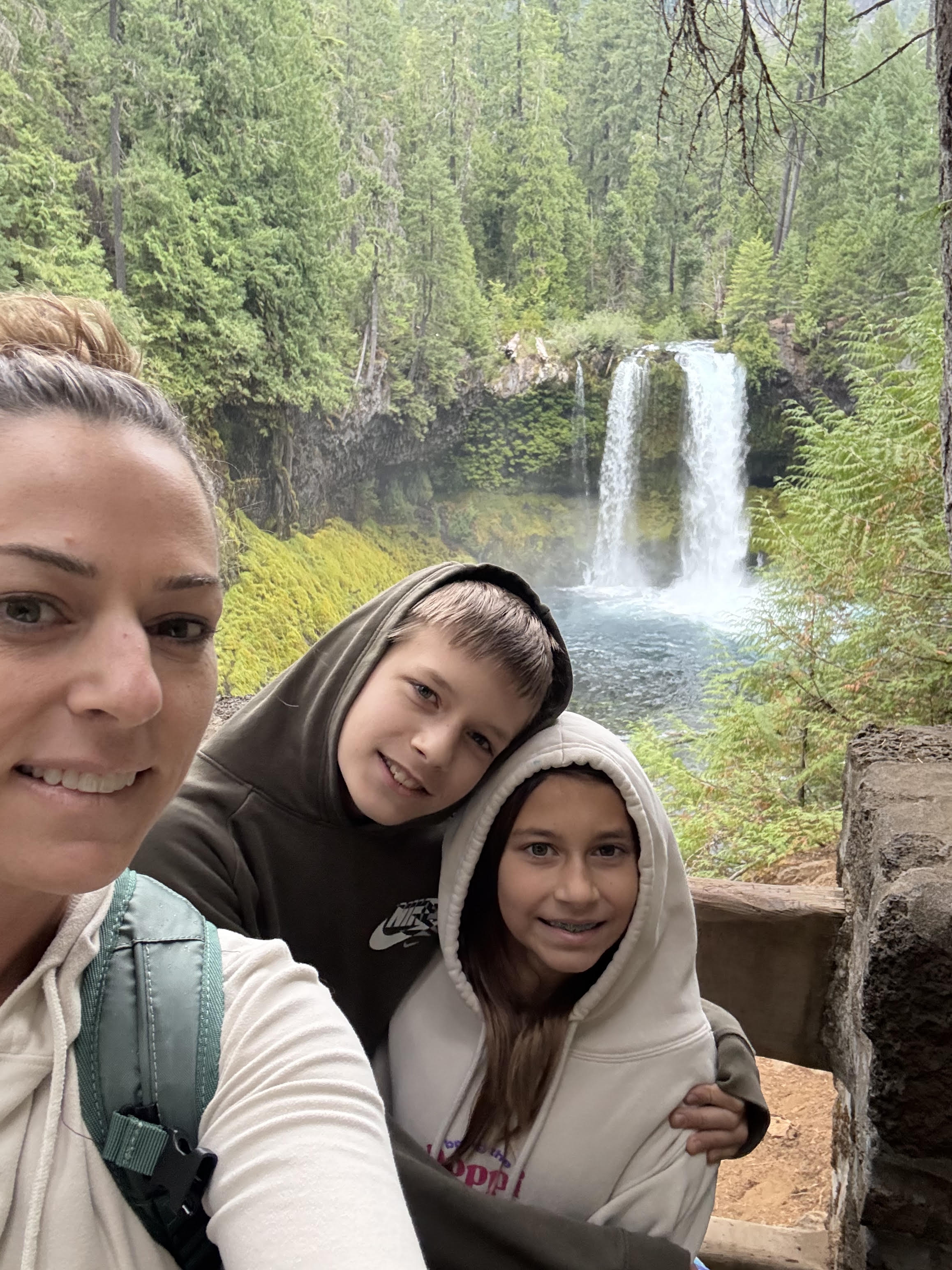 Kelly Aebi and her children pose by a waterfall in Oregon.