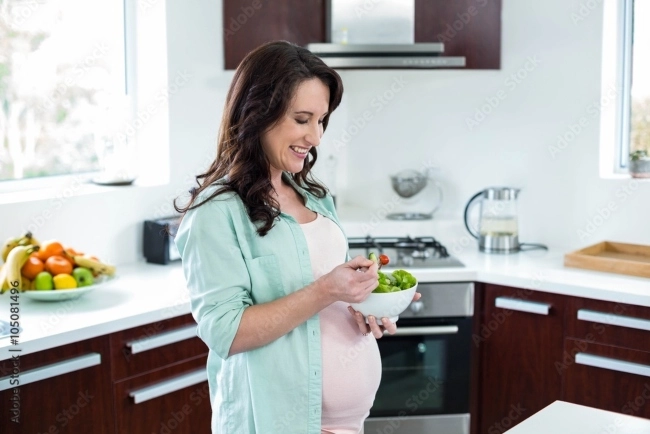 pregnantwomaneatingsalad