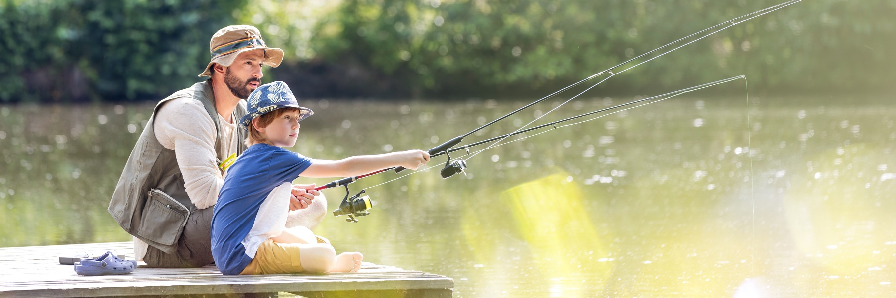 Fatherandyoungsonfishinginlakewhilesittingonpier