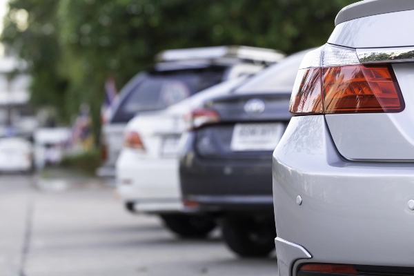 Womangettingoutofhercar