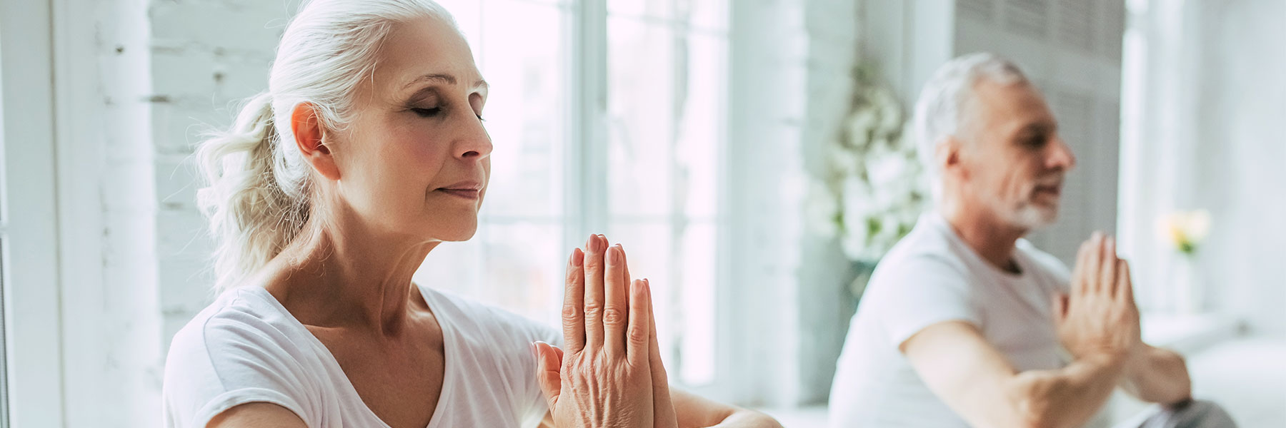 Twoadultspracticingyoga