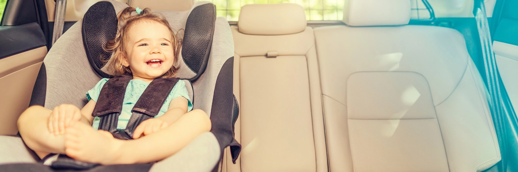 Littlegirlinachildsafetyseatinthebackseatofacar