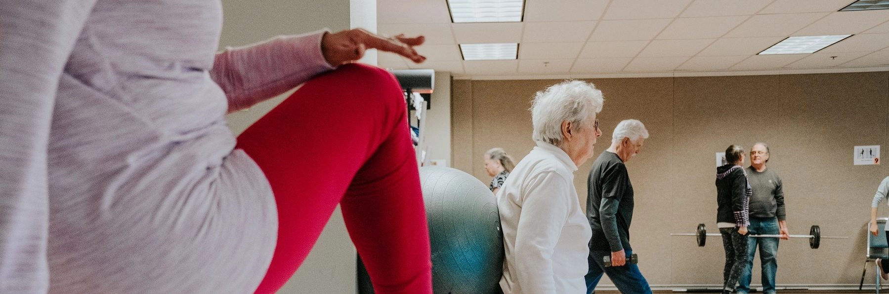 AgroupofolderadultsexercisesinthebuildingDactivityroom