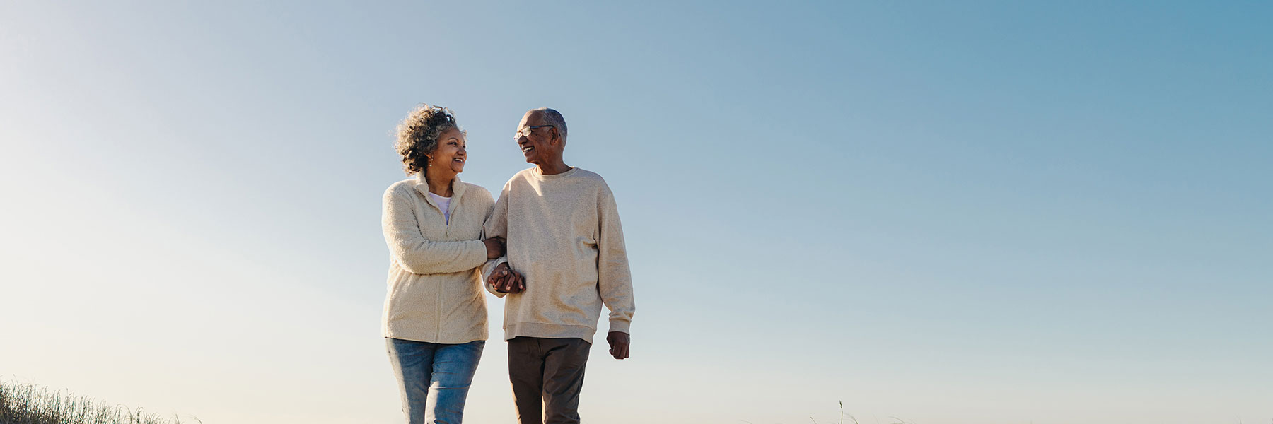 Couplewalkingonthebeach