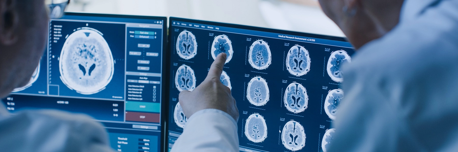 TworadiologistsexamineMRIimagesonacomputerscreen