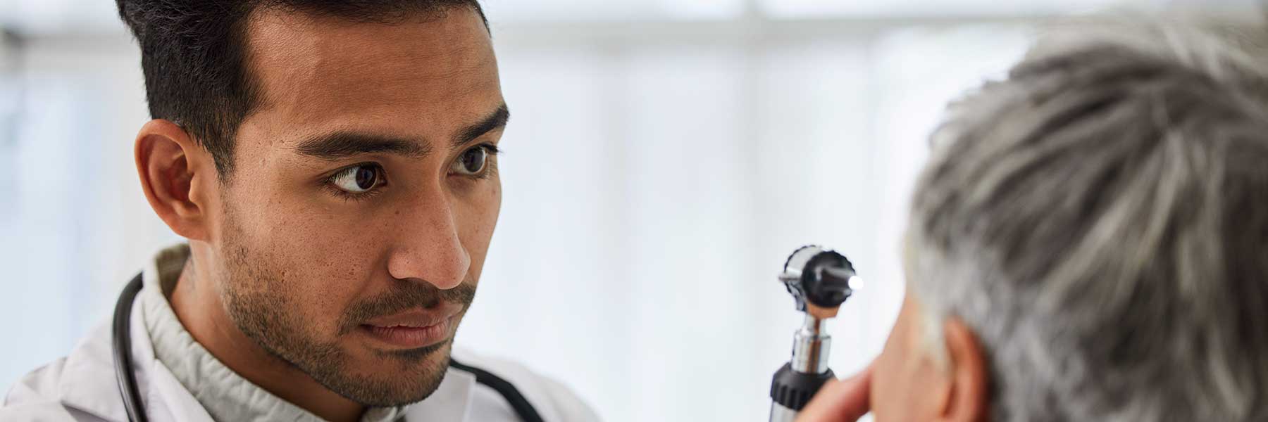 Doctorgivespatientanexam