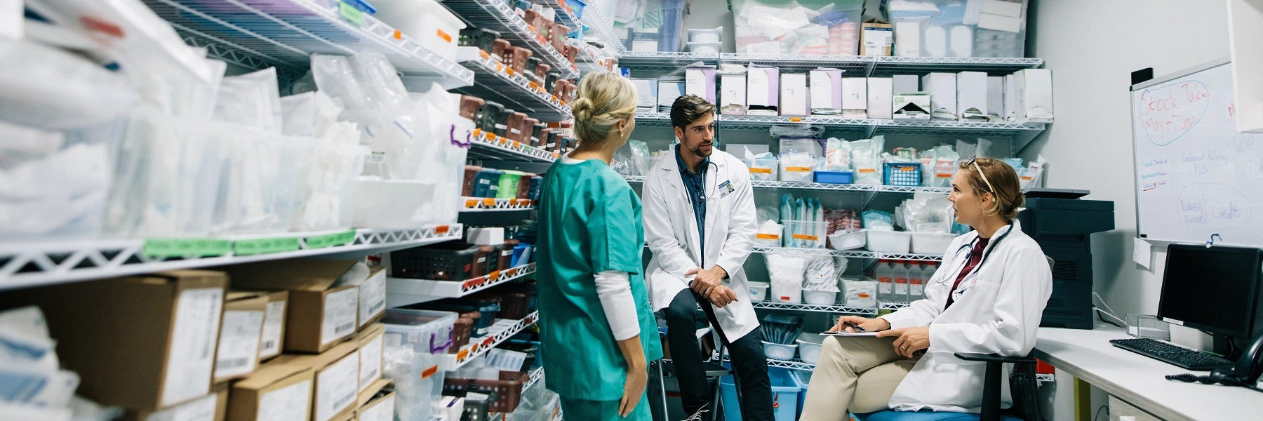 Stockphotoofnurseandpharmacistsinahospitalpharmacystockroom