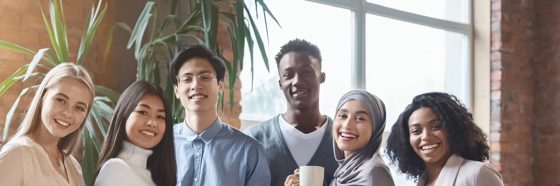 Adiversegroupofprofessionallookingyoungpeople