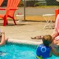 Kellyattheswimmingpoolwithherkids