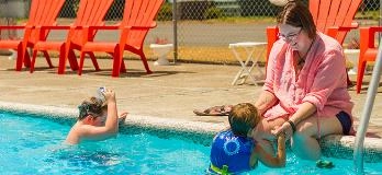 Kellyattheswimmingpoolwithherkids