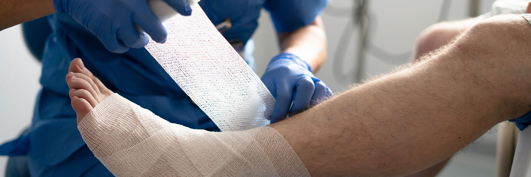 Mangettinghisanklewrappedaturgentcare