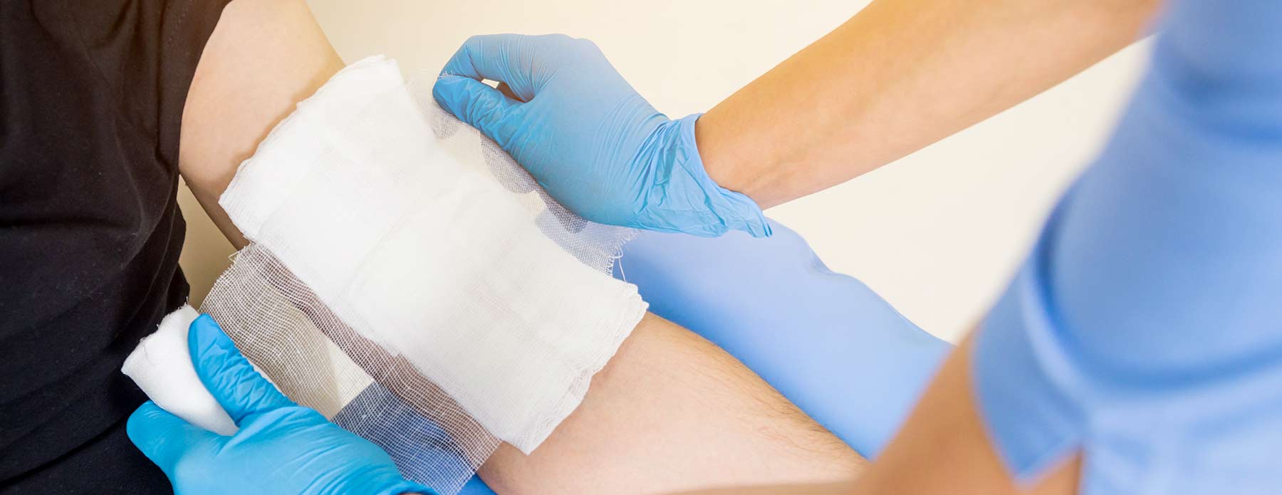 Nursedressingapatientswound