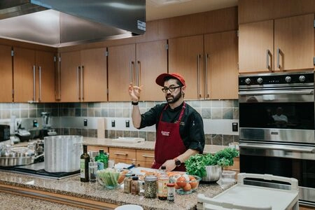 Manleadingacookingclass