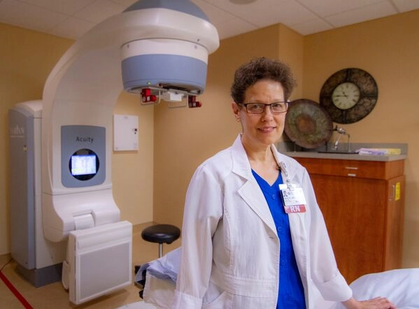 Nursestandinginradiationtreatmentroom