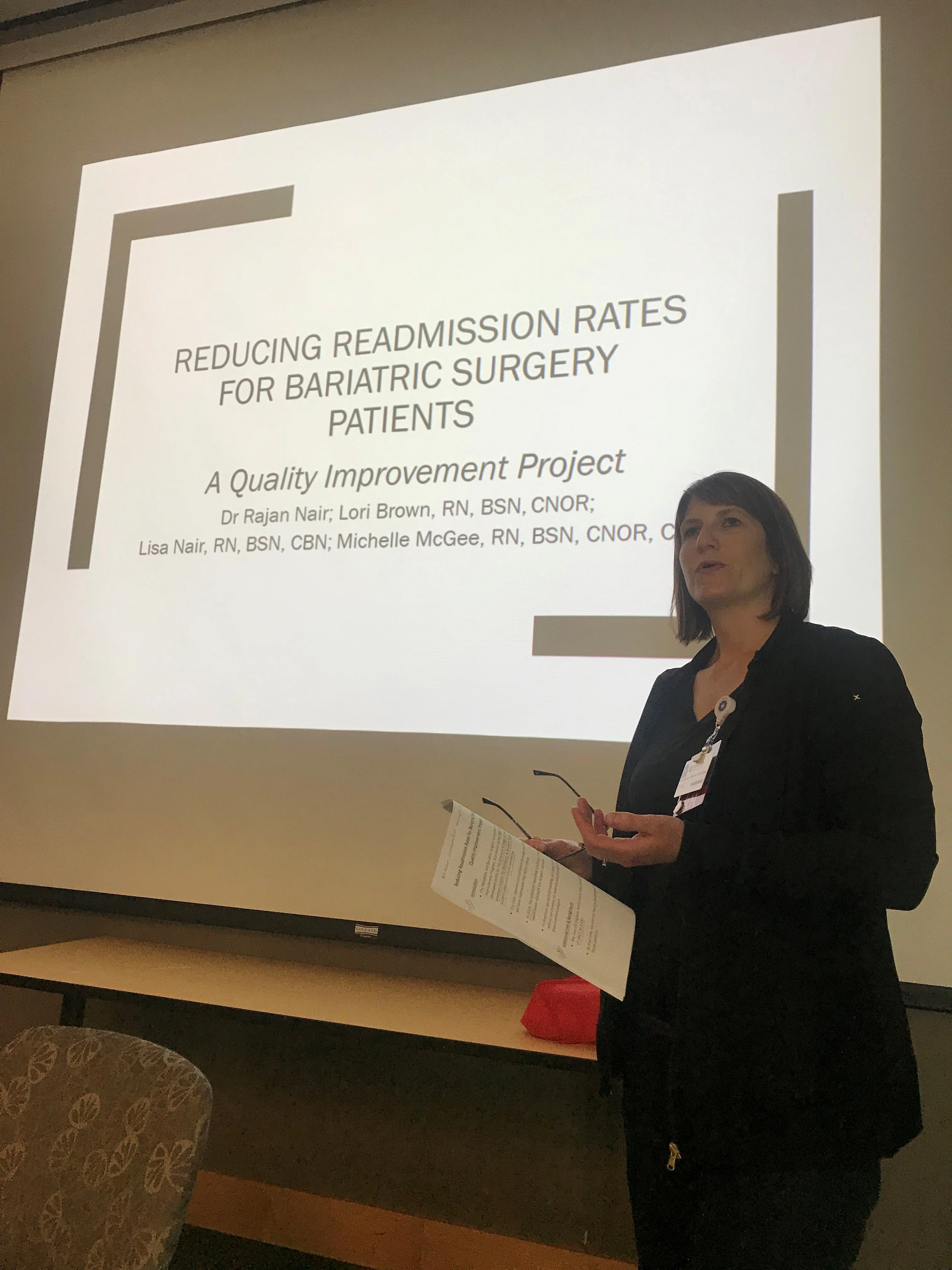 Awomaninfrontofascreendisplayingbariatricsurgeryreadmissionrates