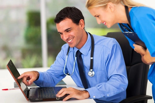 Amanwithastethoscopeshowingastudentalaptop