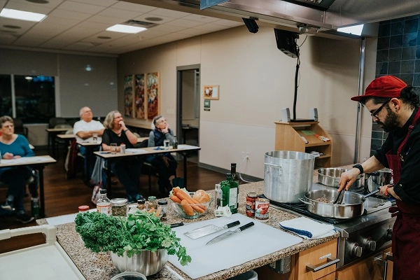 ChefAndreleadsacookingclassintheCHECkitchen