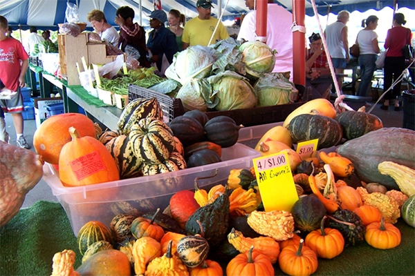ContainersofvegetablesattheFarmersMarket