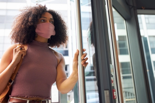 Awomanenteringthebuilding