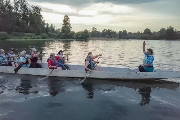 TheUnsinkablesdragonboatteamoutonthewater