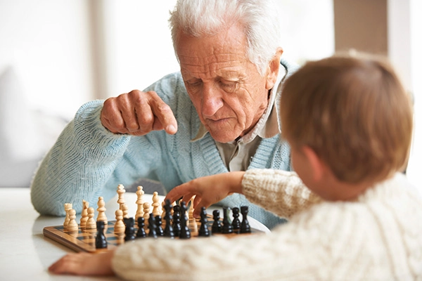 Anoldermanplayingchesswithhisgrandson