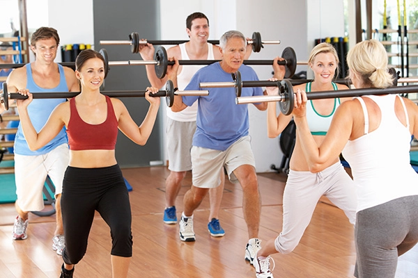 Menandwomenhappilytakingafitnessclasstogether
