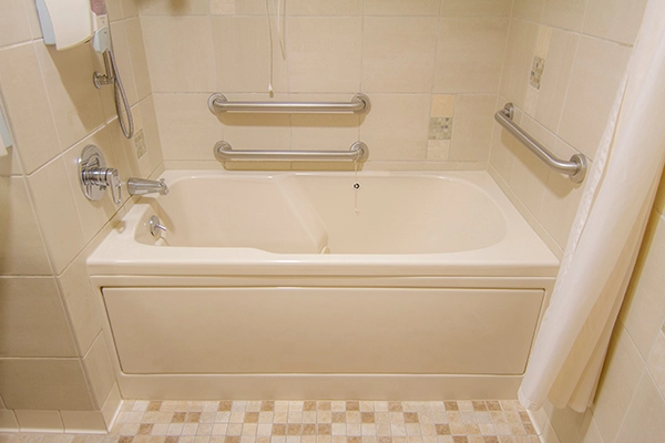 LaborDelivery-RoomJacuzzi-04-110215