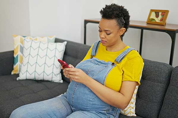 Pregnantwomancallsherdoctor