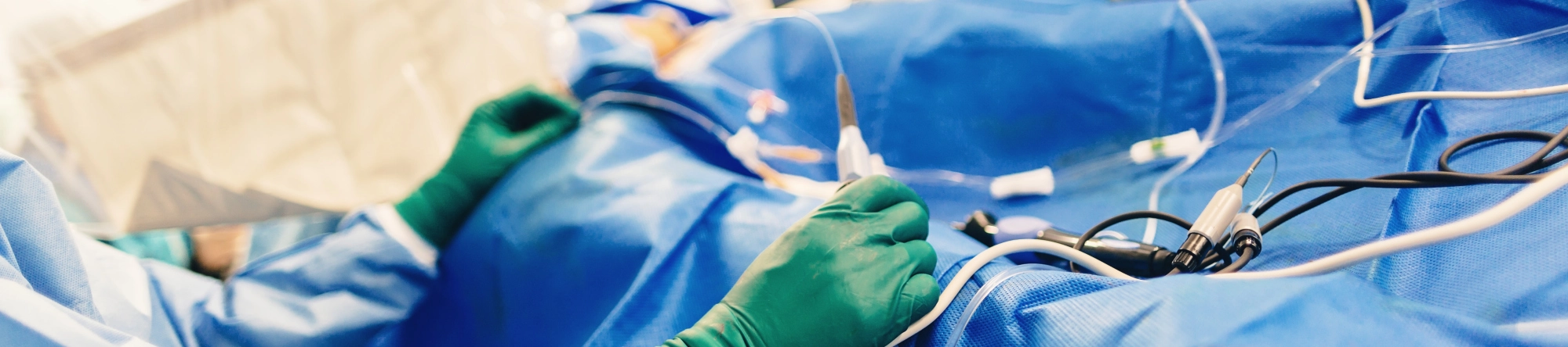 Cardiologysurgeonperformingaprocedure