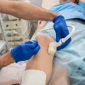 Vasculartechperformingavascularultrasoundonapatientsleg