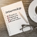 InternshipbenefitsPracticeExposureLearningExperiencemessageonnotebookwithglassespencil