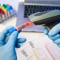 Glovedhandsscanningatubebarcodelabelfortrackingbloodsample