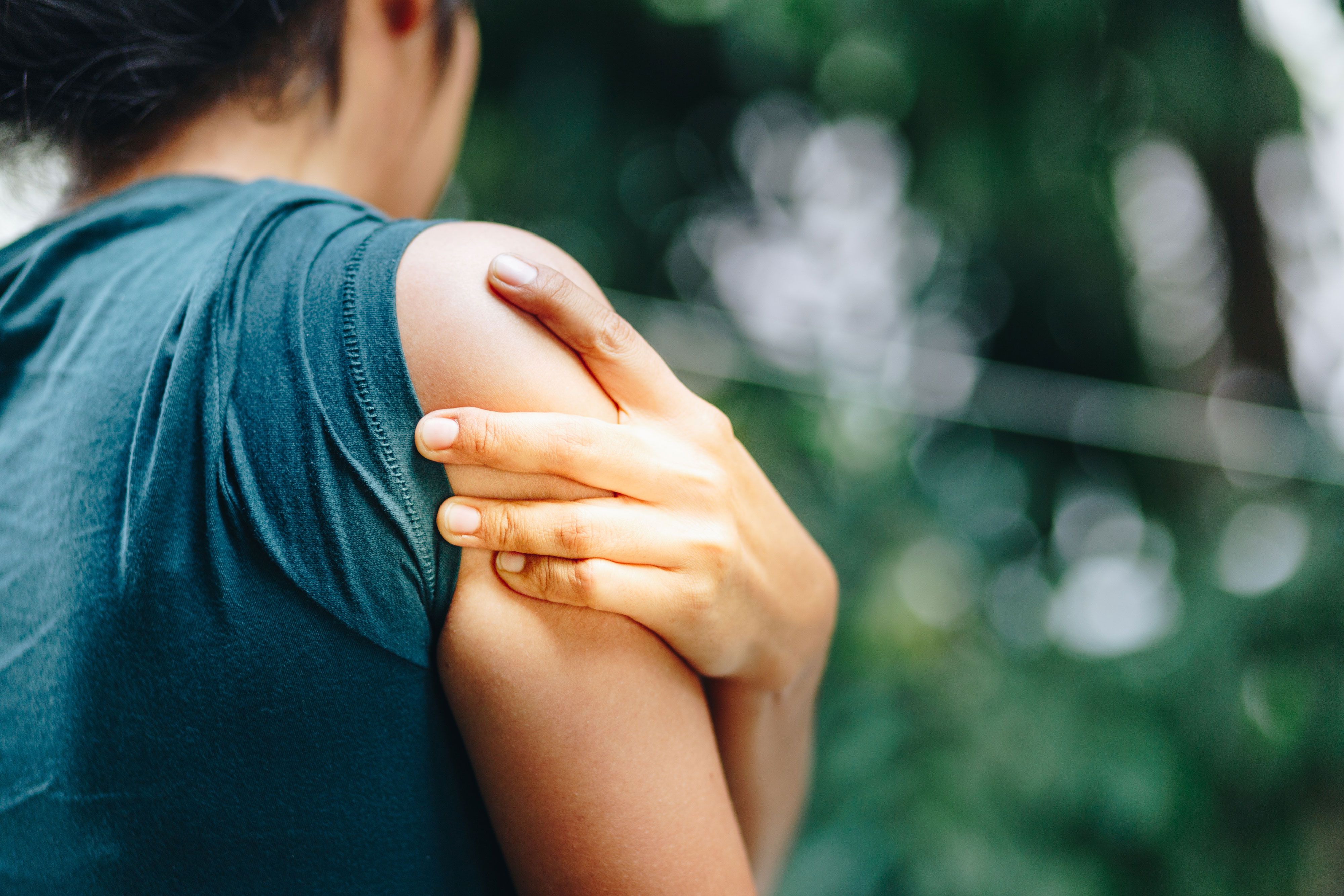 Womanwithinjuredshoulder