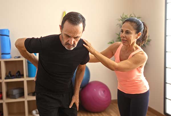 Couplestrengthenstheirbackmuscles