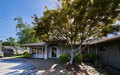 ViewoftheSalemHealthSpecialtyClinic-Dallasbuildingfromtheparkinglot