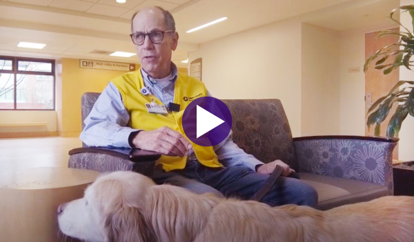 Adiestrador de terapia con mascotas con su perro.