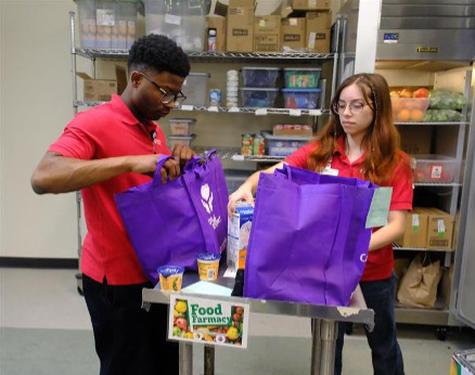 Estudiantes voluntarios ayudando