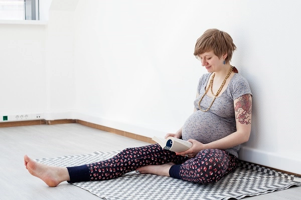 pregnant woman reading pregnant woman reading