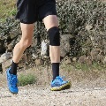Cross-countryrunnertrainingwhilewearingakneebrace