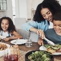 Momchildrenandeatingfoodinhometogetherforlunchdinnertableandhealthymeal