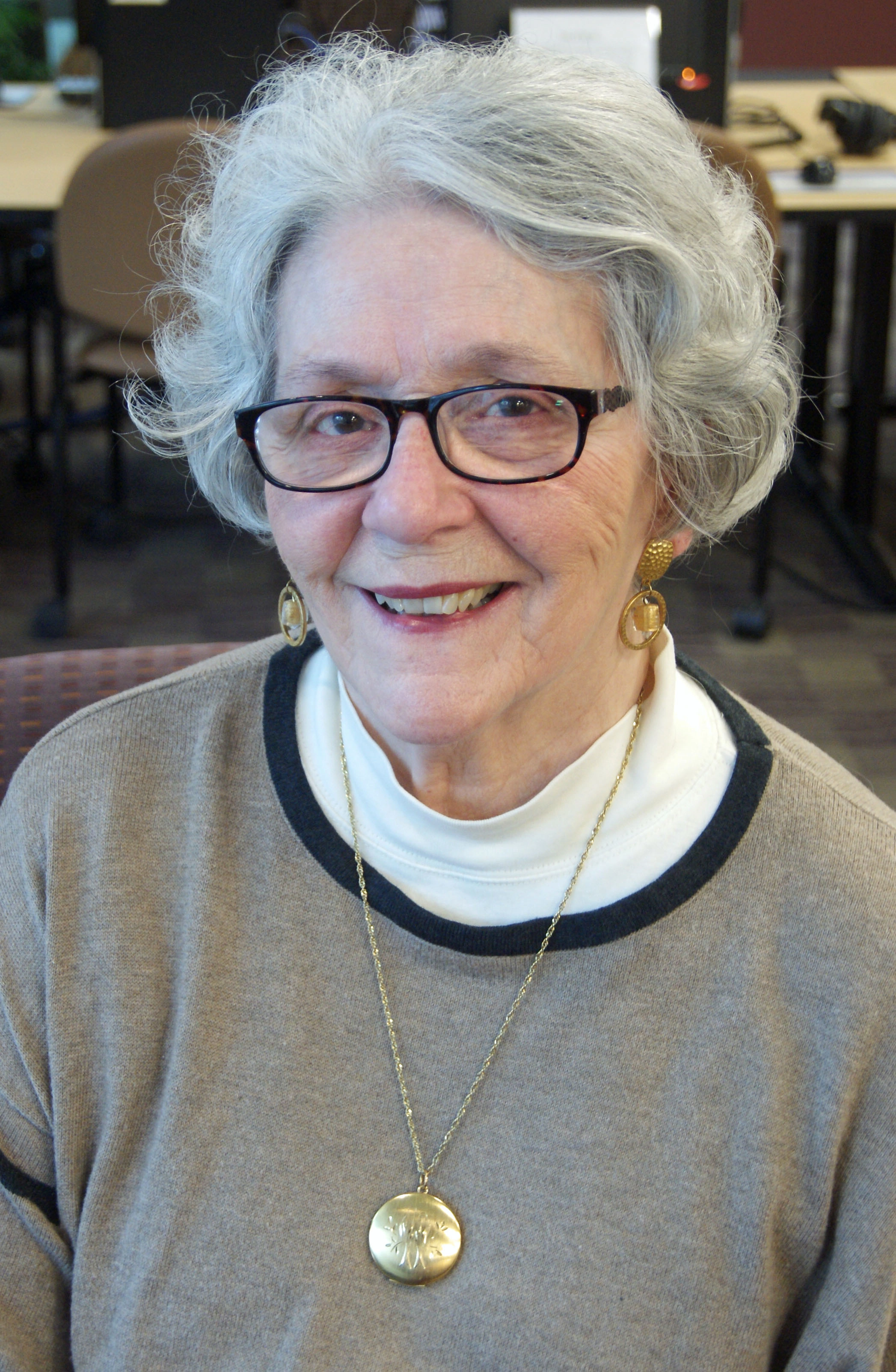 Aladywithglasseslookingdirectlyatthecamera