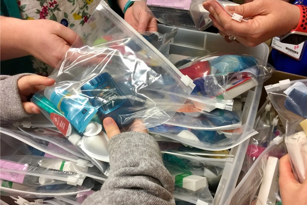 OnApril7AshleyandJeffLdroppedofftwocartloadsofboxesfilledwithmorethan600carepacksfortheSalemHealthneonatalintensivecareunitNICUandpediatrics