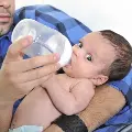 Dadfeedinganewbornwithabottle