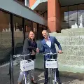 VicePresidentforCommunityEngagementLeilaniSlamapicturedwithRideSalemorganizerEvanOsborneonbikesharebikesinfrontofBuildingB