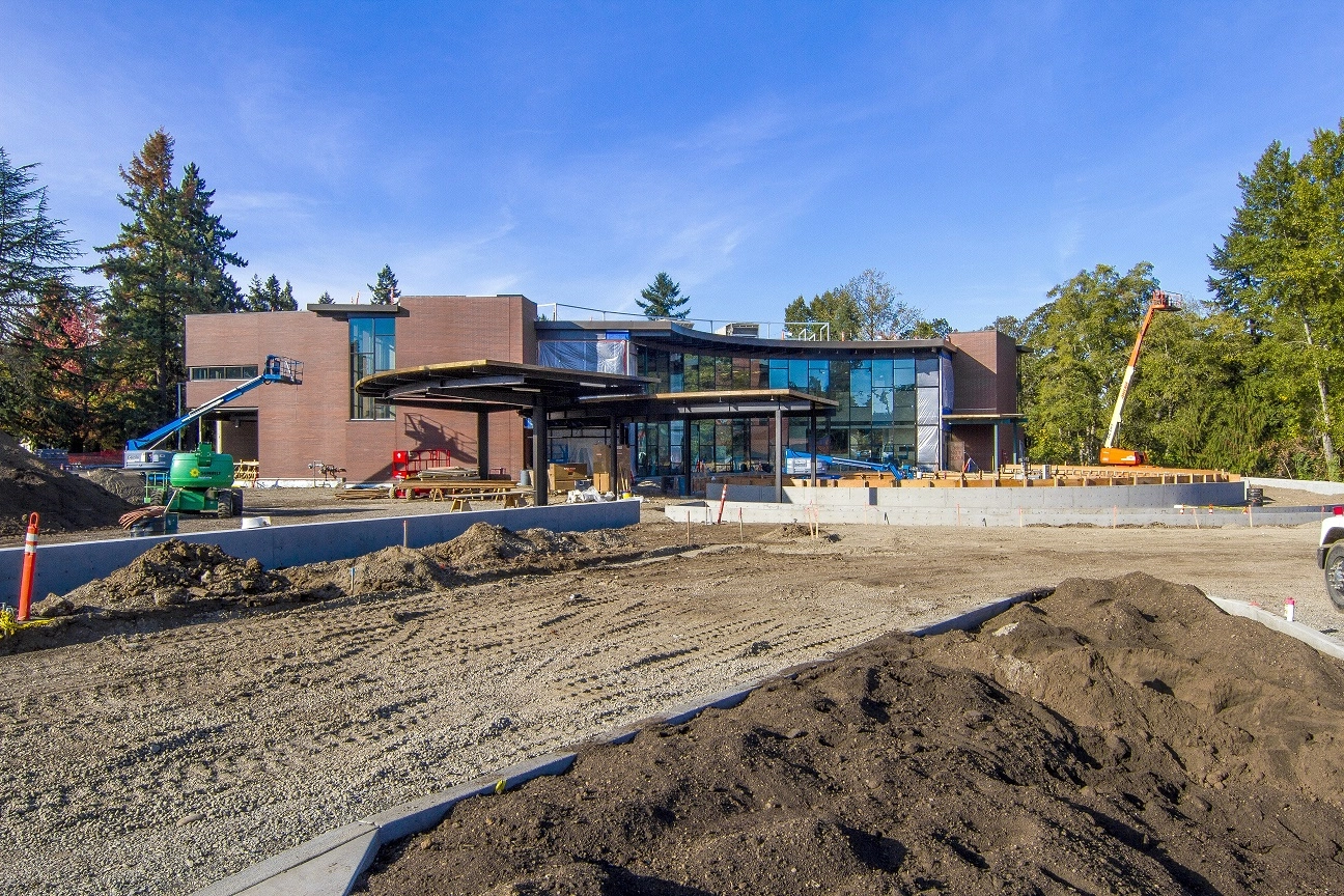 Aconstructionscenewithabuildinginthebackground