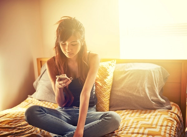 school sleep schedule teen texting in bed