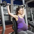 Apregnantwomanliftsweightsatthegym